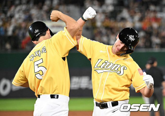 [OSEN=부산, 이대선 기자] 2023 신한은행 SOL KBO 올스타전이 열렸다. 9회초 2사 1,3루에서 나눔 올스타 뷰캐넌이 중전 적시타를 치고 구자욱과 환호하고 있다. 2023.07.15 /sunday@osen.co.kr