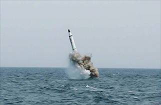 북한이 북극성1호라고 주장하는 SLBM의 시험발사 모습. 연합뉴스