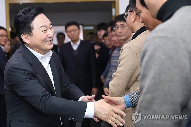 직원들과 악수하는 원희룡 장관 (서울=연합뉴스) 원희룡 국토교통부 장관이 지난 22일 국토교통부 청사를 방문해 직원들과 악수하고 있다.
    이날 원 장관은 직접 작성한 이임 서한문을 국토부 직원들에게 전달했다. 2023.12.22 [국토교통부 제공. 재판매 및 DB 금지] photo@yna.co.kr