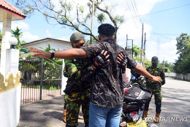 스리랑카 마약단속 지난 22일 스리랑카 수도 콜롬보에서 스리랑카 경찰 특수부대원이 한 시민을 상대로 몸수색하고 있다. 
[신화 연합뉴스 자료사진. 재판매 및 DB 금지]