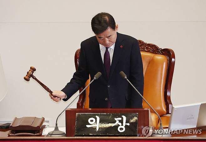 개회선언하는 김진표 의장 (서울=연합뉴스) 신준희 기자 = 김진표 국회의장이 20일 국회에서 열린 본회의에서 개회를 선언하고 있다.  2023.12.20 hama@yna.co.kr