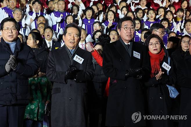 박수치는 이낙연·정세균 (서울=연합뉴스) 서명곤 기자 = 더불어민주당 이낙연 전 대표와 정세균 전 국무총리가 24일 저녁 서울 여의도순복음교회에서 열린 '거룩한 기다림'의 밤 행사에 참석, 박수를 치고 있다  .  2023.12.24 seephoto@yna.co.kr