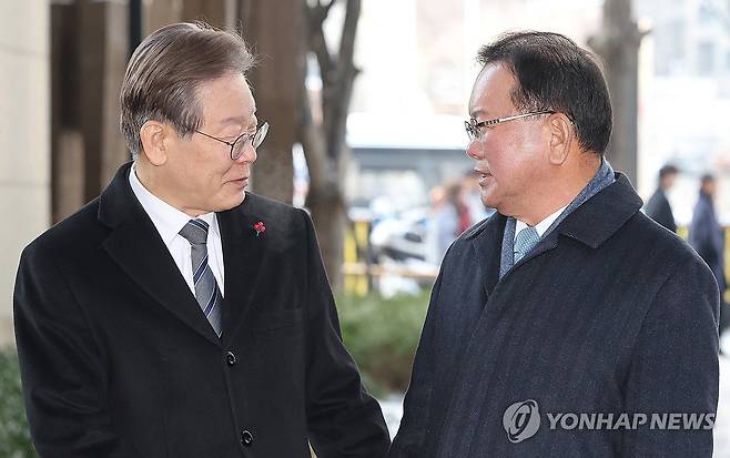 이재명 대표, 김부겸 전 총리와 회동 (서울=연합뉴스) 김성민 기자 = 더불어민주당 이재명 대표와 김부겸 전 국무총리가 20일 오전 회동을 위해 종로구 해남2빌딩에 들어서며 입장 발표를 준비하고 있다. 2023.12.20 ksm7976@yna.co.kr