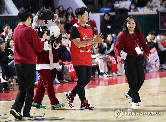 프로농구 시투 나선 추신수 (서울=연합뉴스) 김성민 기자 = 크리스마스인 25일 오후 서울 송파구 잠실학생체육관에서 열린 2023-2024 프로농구 서울 SK 나이츠와 서울 삼성 썬더스의 경기. SSG 랜더스 추신수가 경기 시작에 앞서 시투를 하기 위해 경기장에 들어서고 있다. 2023.12.25 ksm7976@yna.co.kr