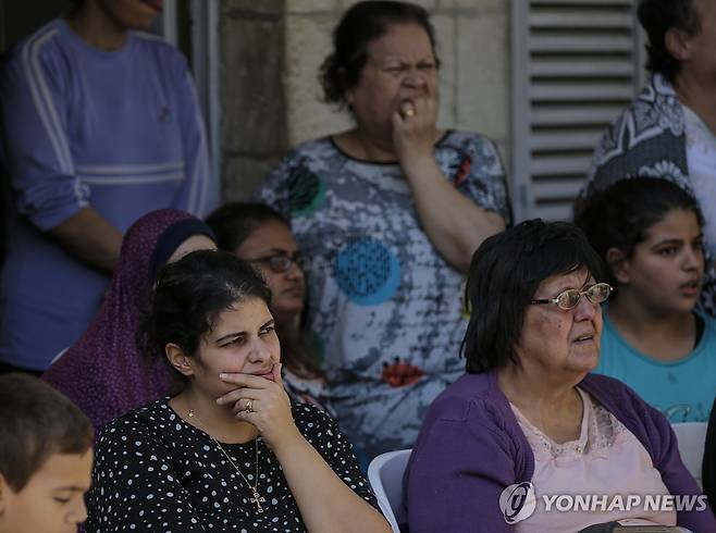 지난 10월 20일(현지시간) 가자지구 성포르피리우스 교회에 모여있는 팔레스타인 기독교인들 [AFP 연합뉴스 자료사진. 재배포 및 DB 금지]