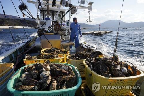 가리비와 굴 어획한 일본 어선 [EPA 연합뉴스 자료사진. 재판매 및 DB 금지]