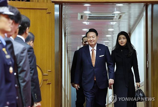 윤석열 대통령과 김건희 여사 (성남=연합뉴스) 진성철 기자 = 네덜란드 국빈 방문을 마치고 귀국한 윤석열 대통령과 김건희 여사가 지난 15일 성남 서울공항 2층 실내행사장으로 들어서고 있다. 2023.12.15 zjin@yna.co.kr