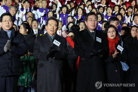 더불어민주당 이낙연 전 대표와 정세균 전 국무총리가 지난 24일 저녁 서울 여의도순복음교회에서 열린 '거룩한 기다림'의 밤 행사에 참석, 박수를 치고 있다. 〈사진=연합뉴스〉