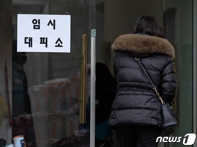 25일 새벽 화재가 발생한 서울 도봉구의 한 아파트에서 입주민이 임시 대피소로 들어가는 모습. /뉴스1 ⓒ News1 이재명 기자