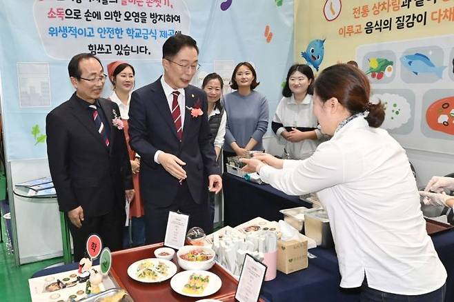 임종식 경북교육감이 '경북 학생건강 한마당' 행사에서 학교급식 박람회 부스를 둘러보고 있다.