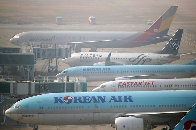 서울 강서구 김포공항 활주로에 있는 대한항공과 아시아나항공 비행기들. ⓒ데일리안