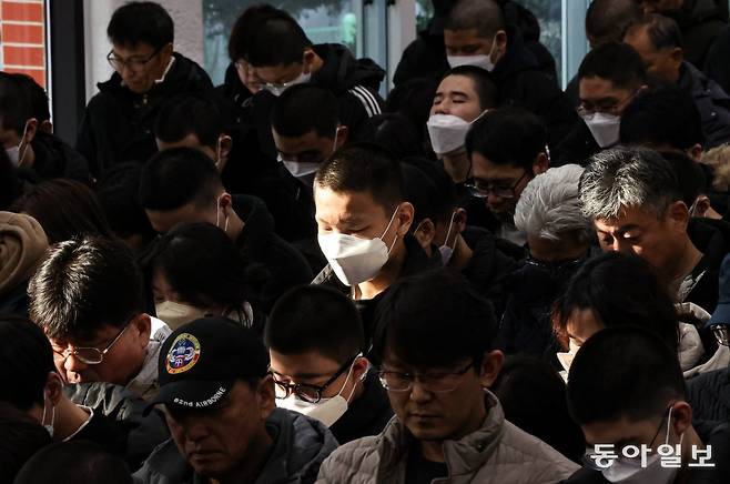 26일 오후 경기도 파주시 육군 1사단 신병교육대대에서 입영장정들이 묵념하고 있다. 이한결 기자 always@donga.com