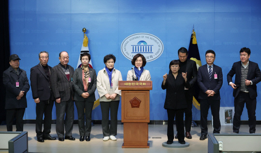 26일 국회에서 더불어민주당 권인숙 의원이 수원지검 부장검사 등 탄핵소추 청원 제출 기자회견을 하고 있다. [연합뉴스]