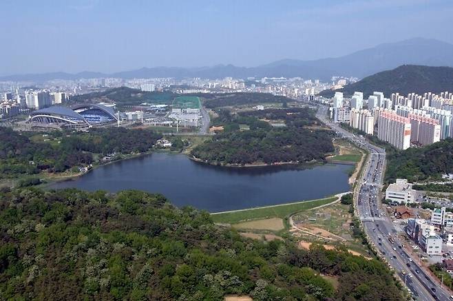 광주시 서구 중앙공원1지구 풍암호수 전경. 광주시 제공