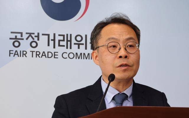 홍형주 공정거래위원회 기업집단관리과장이 26일 오전 정부세종청사에서 2023년 공시대상기업집단 지배구조 현황 분석 결과를 설명하고 있다. 연합뉴스