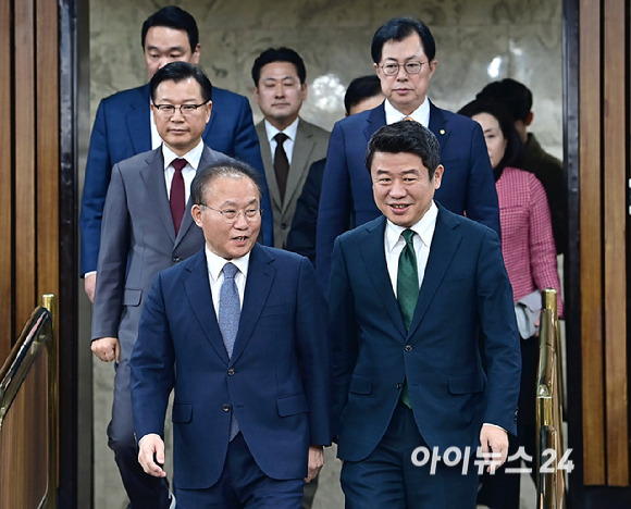 윤재옥 국민의힘 당 대표 권한대행 겸 원내대표와 유의동 정책위의장 등 지도부들이 26일 오전 서울 여의도 국회에서 열린 원내대책회의에 참석하고 있다. [사진=곽영래 기자]