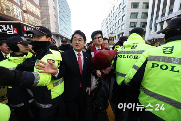 한동훈 국민의힘 비상대책위원장이 26일 여의도 당사에서 열리는 취임식을 위해 입장하고 있다. [사진=곽영래 기자]