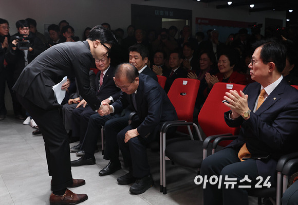 한동훈 국민의힘 비상대책위원장이 26일 오후 서울 여의도 국민의힘 중앙당사에서 입장을 발표한 후 윤재옥 당대표 권한대행과 악수하고 있다. [사진=곽영래 기자]