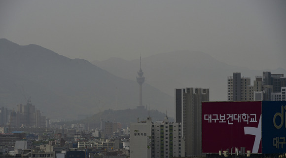 대구 북구 침산동에서 바라본 대구 83타워가 미세먼지로 뿌옇게 보이고 있다. [사진=뉴시스]