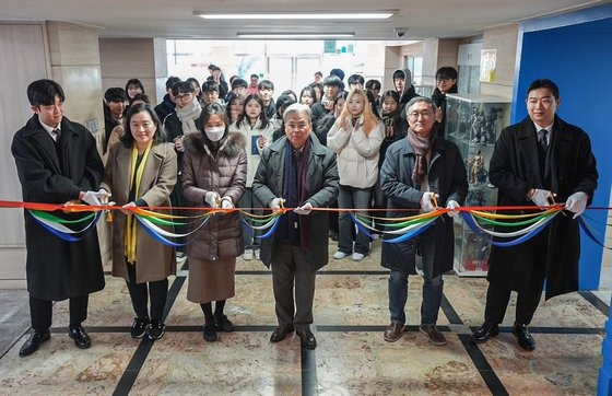 왼쪽부터 현)관광문화대학 학생회장 하치훈, 관광문화대학장 한경수, (재)백운백합재단 하정매 과장, 경기대학교 총장 이윤규, 관광전문대학원장 김창수, 전) 관광문화대학 학생회장 오세영