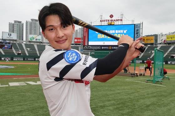 지난 8월 부산 사직구장에서 만난 윤동희. 송봉근 기자
