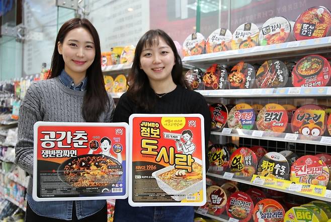GS25가 지난 5월부터 순차 출시한 대용량 컵라면 '공간춘 쟁반짬짜면'과 '팔도 점보 도시락' ./ GS리테일 제공