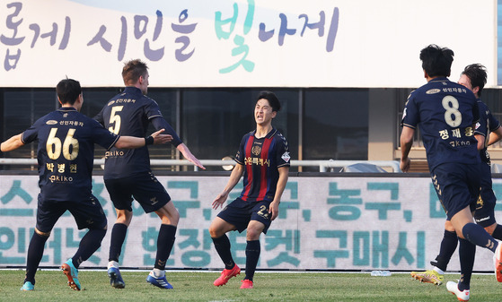 Suwon FC players celebrate Lee Gwang-hyeok’s goal during a K League promotion-relegation playoff match against Busan IPark at Suwon Sports Complex in Suwon, Gyeonggi on Dec. 9. [YONHAP]