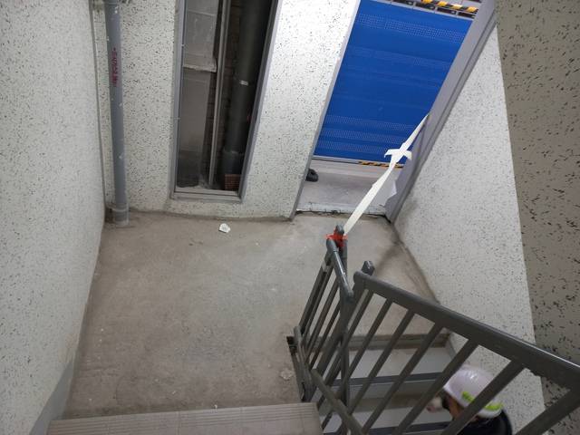 시멘트만 발린 계단 통로 바닥. '잠실푸르지오 발라드' 입주예정자 제공