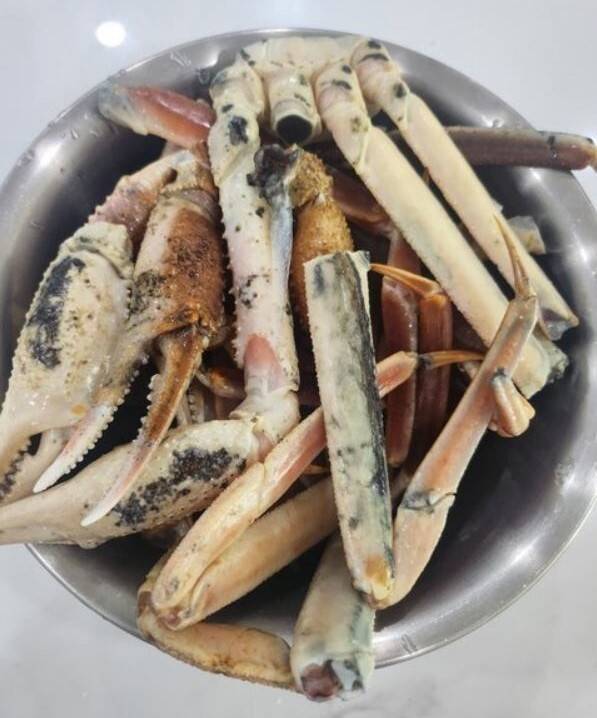 상인 A씨가 고등학생에게 판매한 '썩은 대게'/ 사진=온라인 커뮤니티 캡처