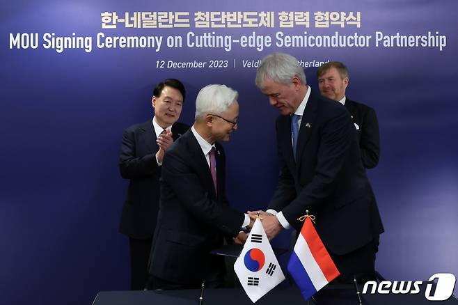 (서울=뉴스1) 안은나 기자 = 윤석열 대통령과 빌럼 알렉산더르(Willem Alexander) 네덜란드 국왕이 12일(현지시간) 벨트호벤 반도체 장비기업 ASML 본사에서 열린 한-네덜란드 첨단반도체 협력 협약식에서 경계현 삼성전자 사장과 피터 베닝크(Peter Wennink) ASML 회장의 차세대 반도체 제조기술 R&D센터 설립 MOU 체결을 지켜보며 손뼉치고 있다. (대통령실 제공) 2023.12.13/뉴스1  Copyright (C) 뉴스1. All rights reserved. 무단 전재 및 재배포,  AI학습 이용 금지.