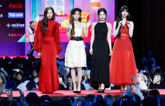 아이돌 그룹 에스파가 '2023 SBS 가요대전'에서 갑자기 남자 팬이 달려드는 사고를 겪었다. 사진은 에스파 지젤(왼쪽부터), 윈터, 닝닝, 카리나가 지난 25일 인천 중구 인스파이어 아레나에서 열린 '2023 SBS 가요대전' 레드카펫 행사에 참석한 모습. /사진=뉴스1