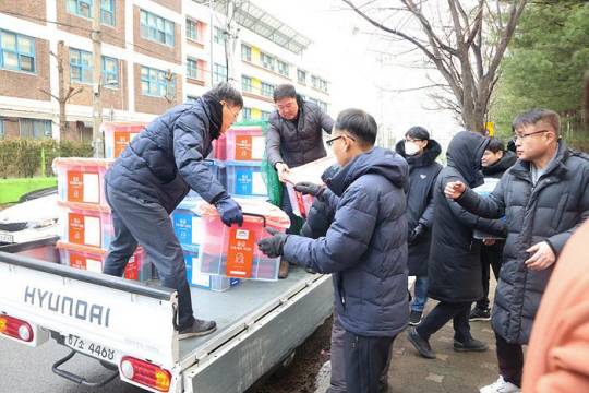 도봉구_1 도봉구는 통합지원본부, 현장 민원접수처 등을 설치하고 이재민 구호 조치에 총력을 다하고 있다. 사진은 도봉구 직원들이 긴급구호 물품 등을 운반하고 있는 모습. 도봉구청 제공