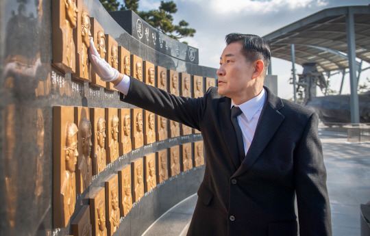 26일, 천안함의 대비태세 점검을 위해 경기 평택 해군 제2함대사령부를 찾은 신원식 국방부장관이 천안함 46용사 추모비를 방문해 천안함 생존장병들과 함께 참배한 후 천안함 46용사 부조상을 둘러보고 있다. 국방부 제공