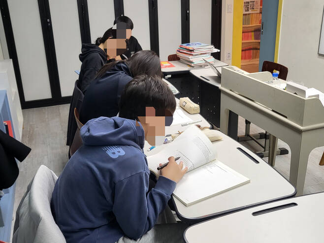 서울 용산구 소재 독서논술학원에서 학생들이 토론 수업을 하고 있다. 이곳 학생 대부분은 영어유치원 출신이다. 박혜원 기자