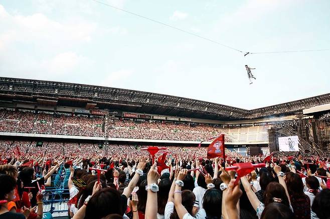 [서울=뉴시스] 동방신기가 2018년 6월 8~10일 '꿈의 무대'로 통하는 일본의 초대형 공연장인 요코하마 닛산 스타디움에서 펼친 '동방신기 라이브 투어~비긴 어겐~스페셜 에디션 인 스타디움' 공연 모습. 사흘 동안 22만5000명을 끌어모으며 일본 단일 투어에서 100만명을 끌어모았다. (사진 = SM엔터테인먼트 제공) 2023.12.26. photo@newsis.com *재판매 및 DB 금지