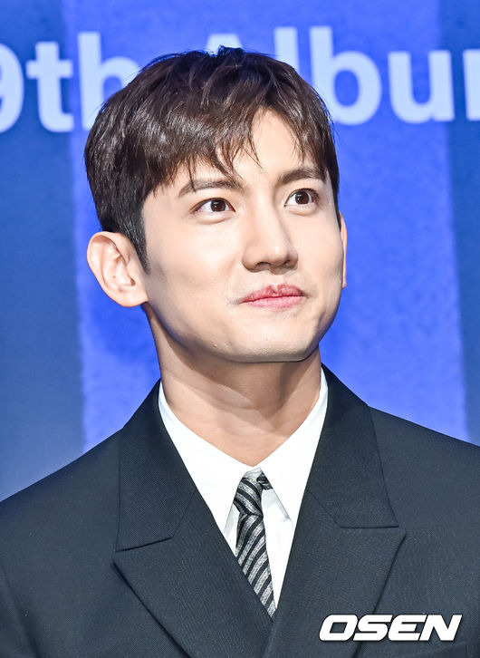 [OSEN=박준형 기자]  26일 오후 서울 여의도 콘랜드 호텔에서 동방신기 정규 9집 ‘20&2’ 기자간담회가 진행됐다.타이틀 곡 '레벨(Rebel)'은 강렬한 드럼 비트와 무게감 넘치는 신스 베이스가 폭발적인 에너지를 만들어내는 댄스 곡이다.동방신기 최강창민이 질문을 듣고 있다. 2023.12.26 / soul1014@osen.co.kr