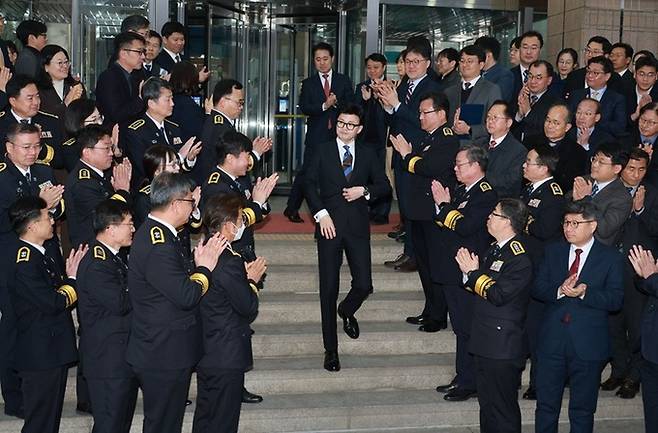 지난 21일 당시 한동훈 법무부 장관이 과천 법무부 청사에서 이임식을 마치고 청사를 떠나고 있다. 연합뉴스