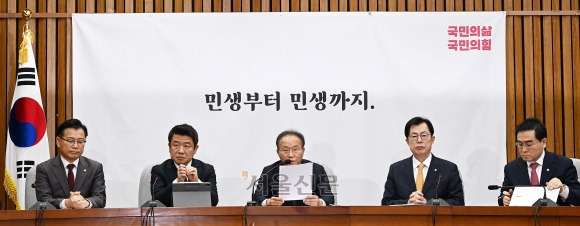 윤재옥 국민의힘 원내대표 겸 대표 권한대행이 26일 서울 여의도 국회에서 열린 원내대책회의에 참석해 모두발언 하고 있다. 2023.12.26 오장환 기자