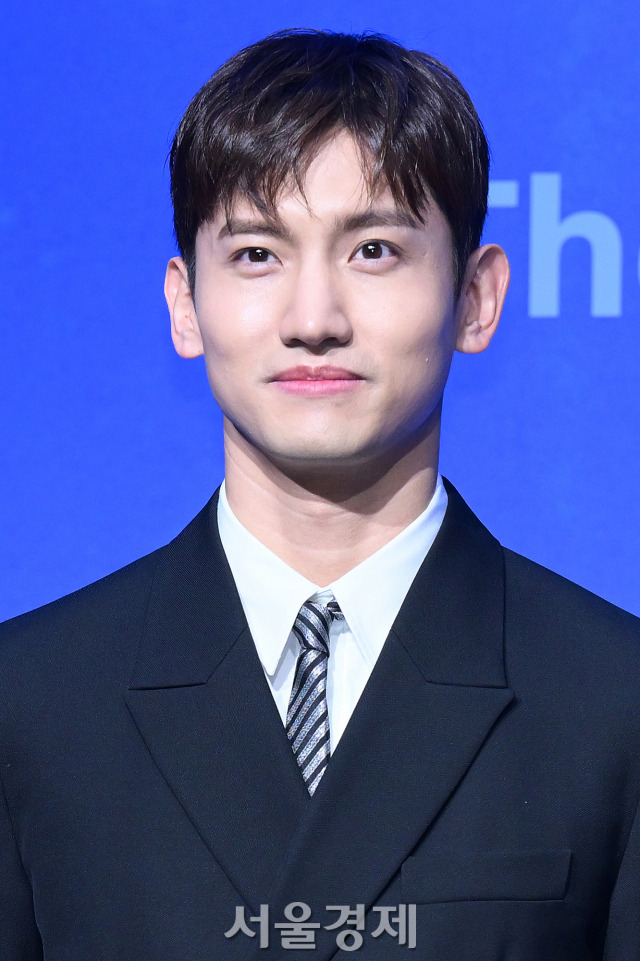 그룹 동방신기(TVXQ) 최강창민이 26일 오후 서울 영등포구 콘래드 서울 호텔에서 진행된 정규 9집 ‘20&2’ 발매 기념 기자간담회에서 포즈를 취하고 있다. 김규빈 기자