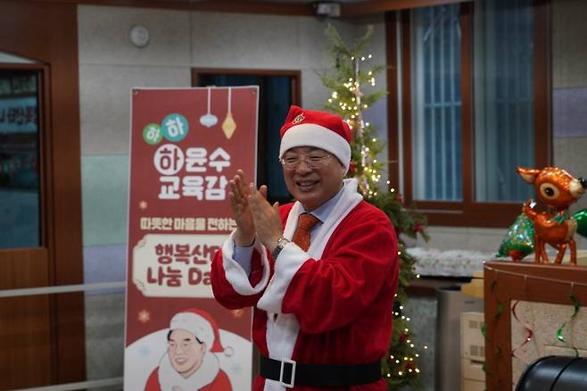 산타복을 입고 아동양육시설을 방문한 하윤수 부산시교육감. 사진제공ㅣ부산시교육청