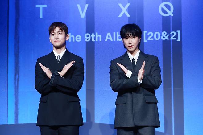 그룹 동방신기가 26일 오후 서울 영등포구 콘래드 호텔에서 열린 정규 9집 ‘20&2’ 발매 기념 기자회견에서 포즈를 취하고 있다. 연합뉴스