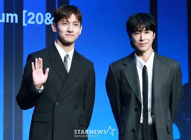 데뷔 20주년을 맞은 듀오 동방신기(TVXQ)가 26일 오후 서울 여의도 콘래드 호텔에서 진행된 정규 9집 '20&2' 발매기념 기자간담회에 참석해 포즈를 취하고 있다.  타이틀곡 '레벨'은 강렬한 드럼 비트와 무게감 넘치는 신스 베이스가 폭발적인 에너지를 만들어내는 댄스 곡으로, 리드미컬한 트랙 위로 다이내믹한 보컬이 이끄는 극적인 사운드 전환이 듣는 재미를 배가시킨다. /2023.12.26 /사진=이동훈