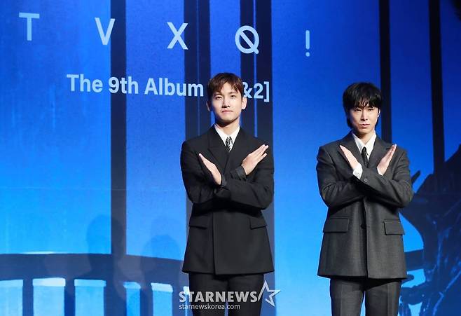 데뷔 20주년을 맞은 듀오 동방신기(TVXQ)가 26일 오후 서울 여의도 콘래드 호텔에서 진행된 정규 9집 '20&2' 발매기념 기자간담회에 참석해 포즈를 취하고 있다.  타이틀곡 '레벨'은 강렬한 드럼 비트와 무게감 넘치는 신스 베이스가 폭발적인 에너지를 만들어내는 댄스 곡으로, 리드미컬한 트랙 위로 다이내믹한 보컬이 이끄는 극적인 사운드 전환이 듣는 재미를 배가시킨다. /2023.12.26 /사진=이동훈