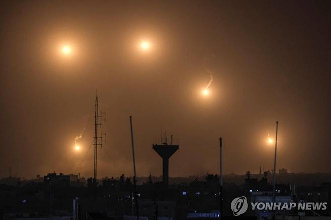 가자지구 라파 상공에 발사된 조명탄 [AFP 연합뉴스 자료사진 재판매 및 DB 금지]