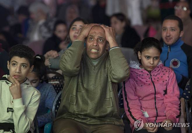 지난 2020년 슈퍼컵 대회 중계 보는 이집트 축구팬들 [EPA=연합뉴스]