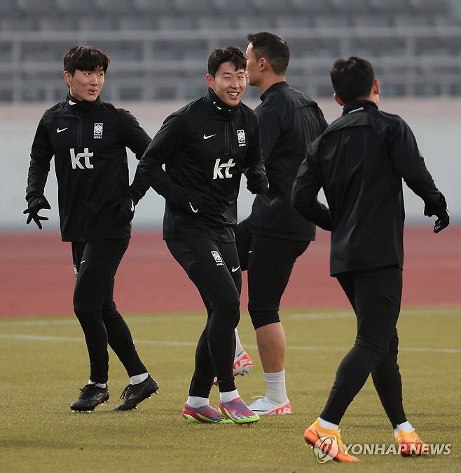 밝은 모습으로 훈련 임하는 손흥민 (서울=연합뉴스) 김인철 기자 = 한국 축구대표팀 손흥민과 선수들이 13일 서울 양천구 목동운동장에서 2026 국제축구연맹(FIFA) 북중미 월드컵 아시아 2차 예선 1차전 싱가포르와 경기를 앞두고 훈련을 하고 있다. 2023.11.13 yatoya@yna.co.kr