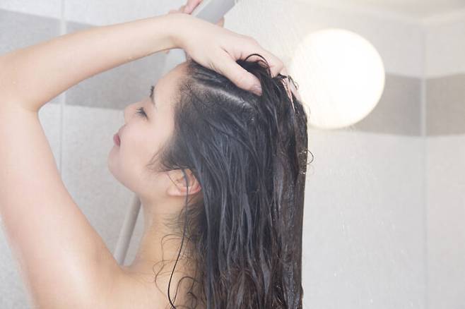 피부 건강과 외모 개선을 위해선 모든 목욕 제품을 완전히 헹구고, 알코올 등 피부 자극제를 피하는 샤워가 바람직하다. [사진=게티이미지뱅크]