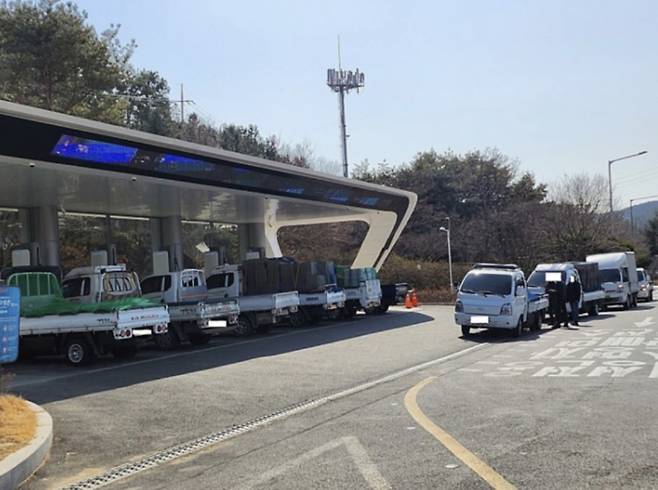 한 누리꾼이 '전기차 충전 절망편'이라며 업로드한 사진