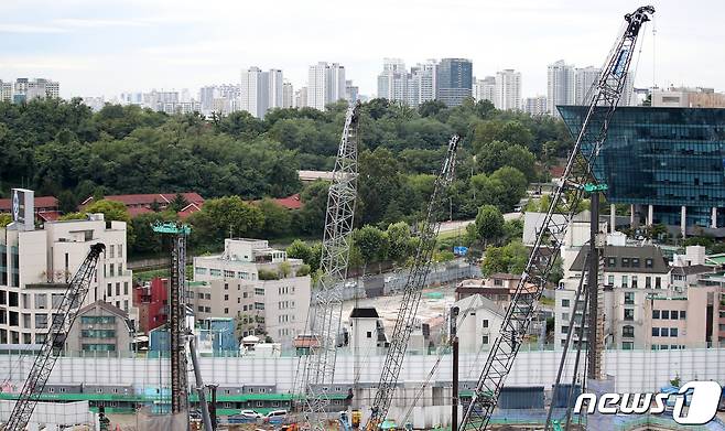 서울 시내의 한 공사현장에 크레인작업이 진행되고 있다. 2023.9.15/뉴스1 ⓒ News1 이승배 기자