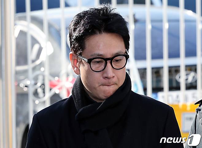 마약 투약 혐의를 받고 있는 배우 이선균 씨가 23일 오전 인천 남동구 인천논현경찰서로 3차 소환조사를 받기 위해 도착해 착잡한 표정을 보이고 있다. 2023.12.23/뉴스1 ⓒ News1